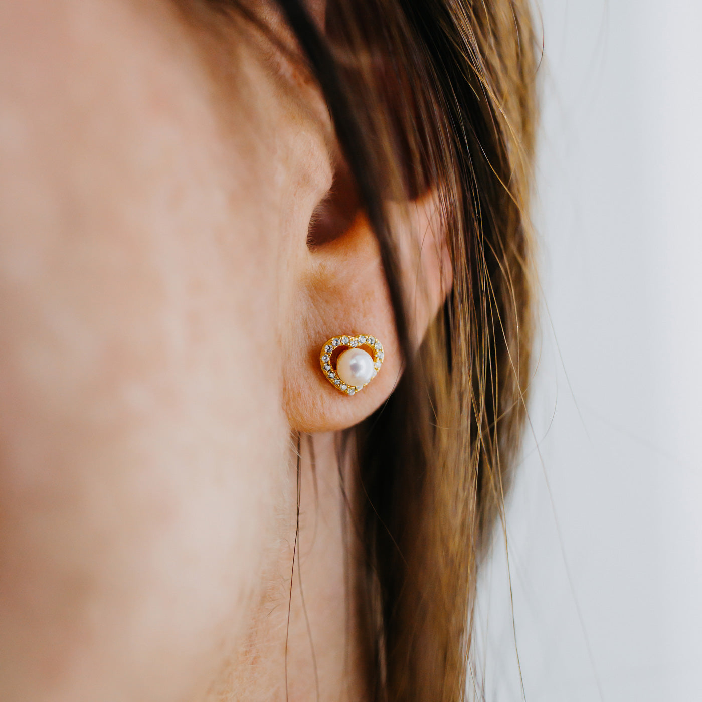 Julie Julsen Ohrstecker HEART PEARL vergoldet mit 36 weiße Zirkonia