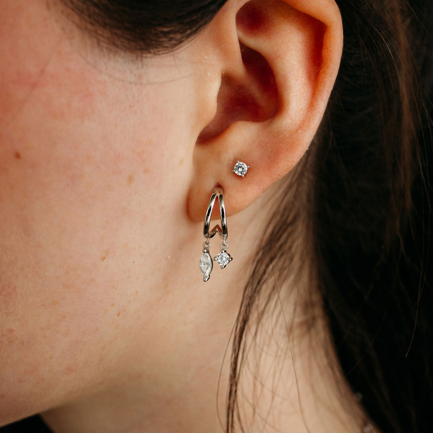 Julie Julsen Ohrstecker Silber rhodiniert mit 4 weißen Zirkonia