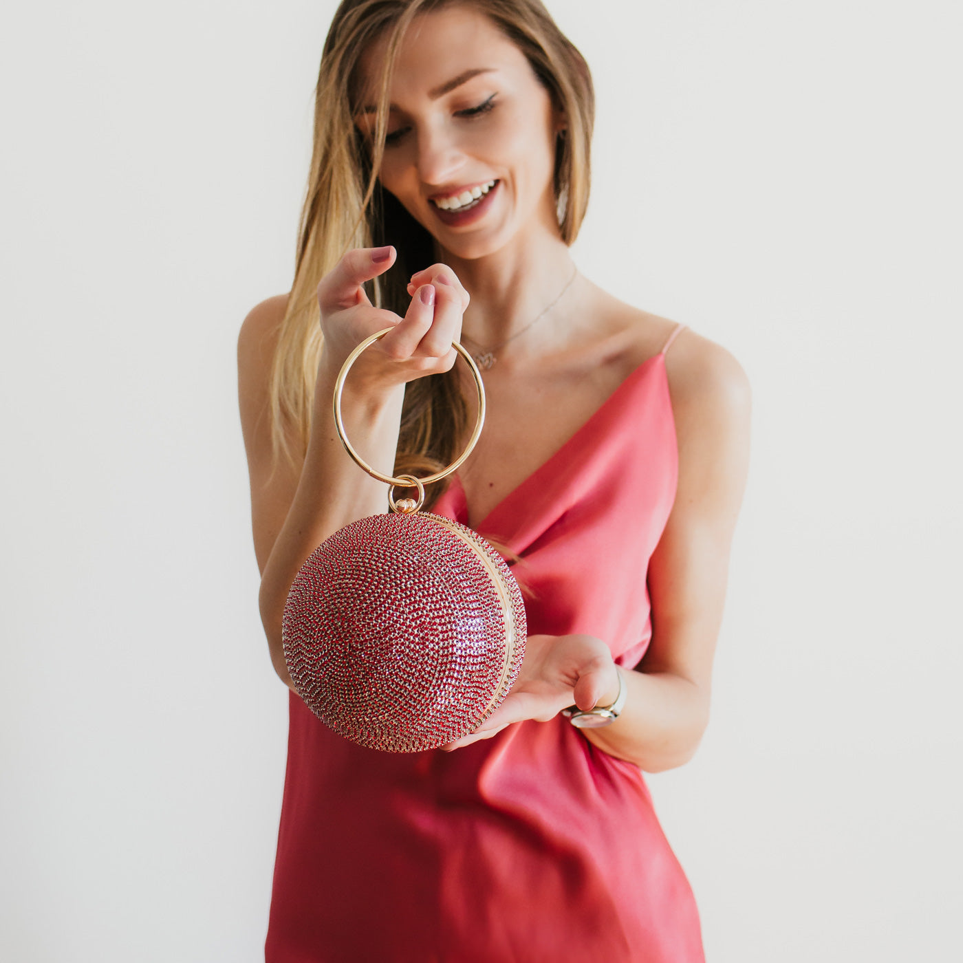 Tragebild rote Julie Julsen Disco Handtasche mit Tragering gold