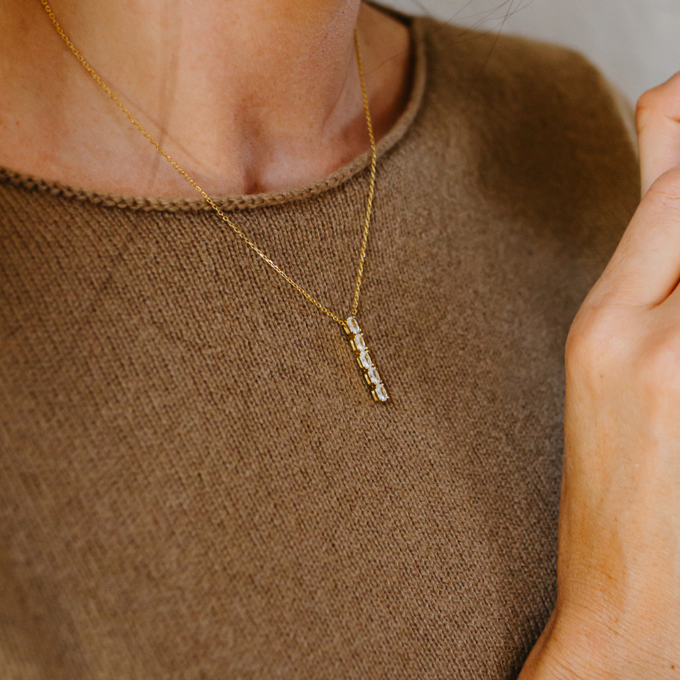 Julie Julsen Kette mit Anhänger CRYSTAL LINE vergoldet mit 5 weiße Zirkonia