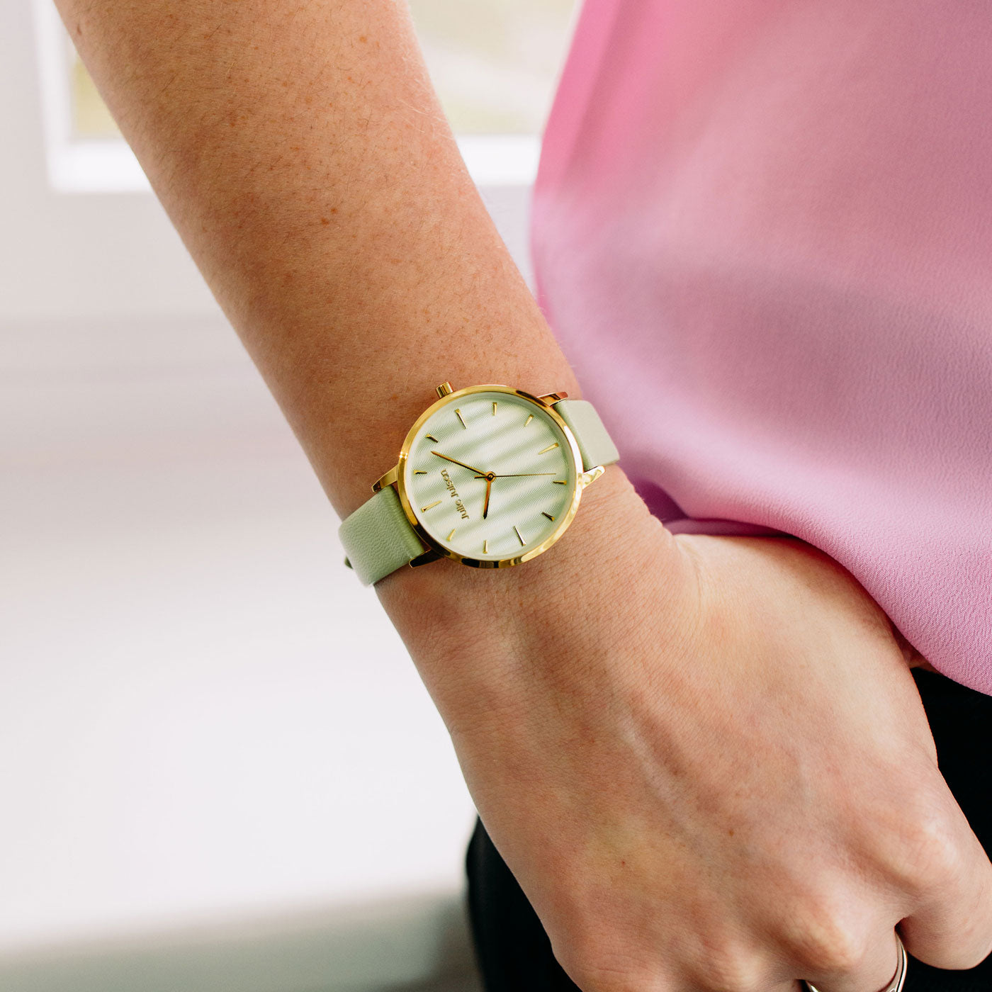 Julie Julsen Damenuhr PASTELL vergoldet mit hellgrünem Lederband 3 ATM