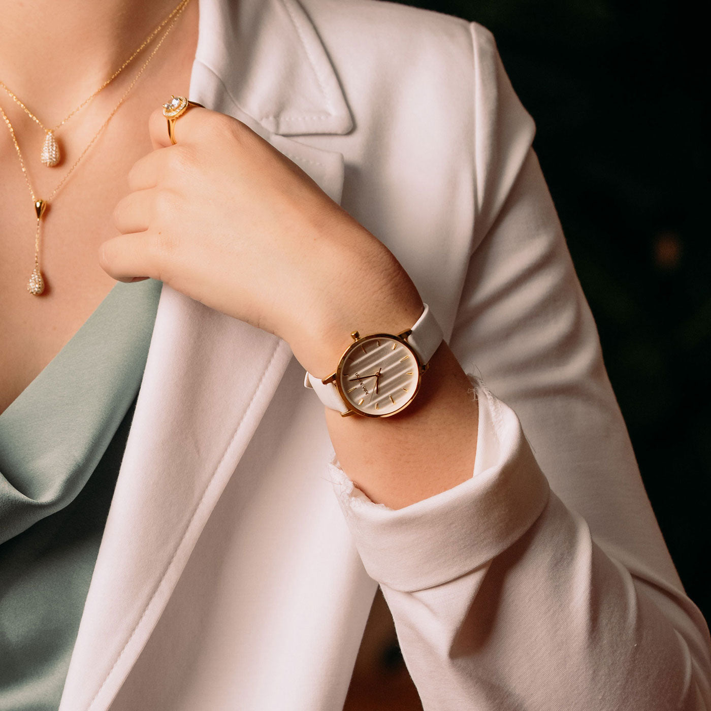 Julie Julsen Damenuhr PASTELL vergoldet mit weißem Lederband 3 ATM