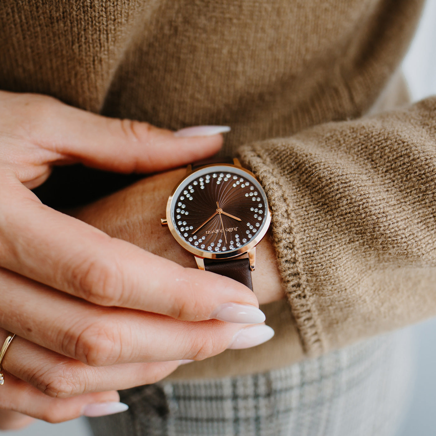 Julie Julsen Damenuhr SHINY II rosé vergoldet mit braunem Lederband und 72 weißen Zirkonia 3atm