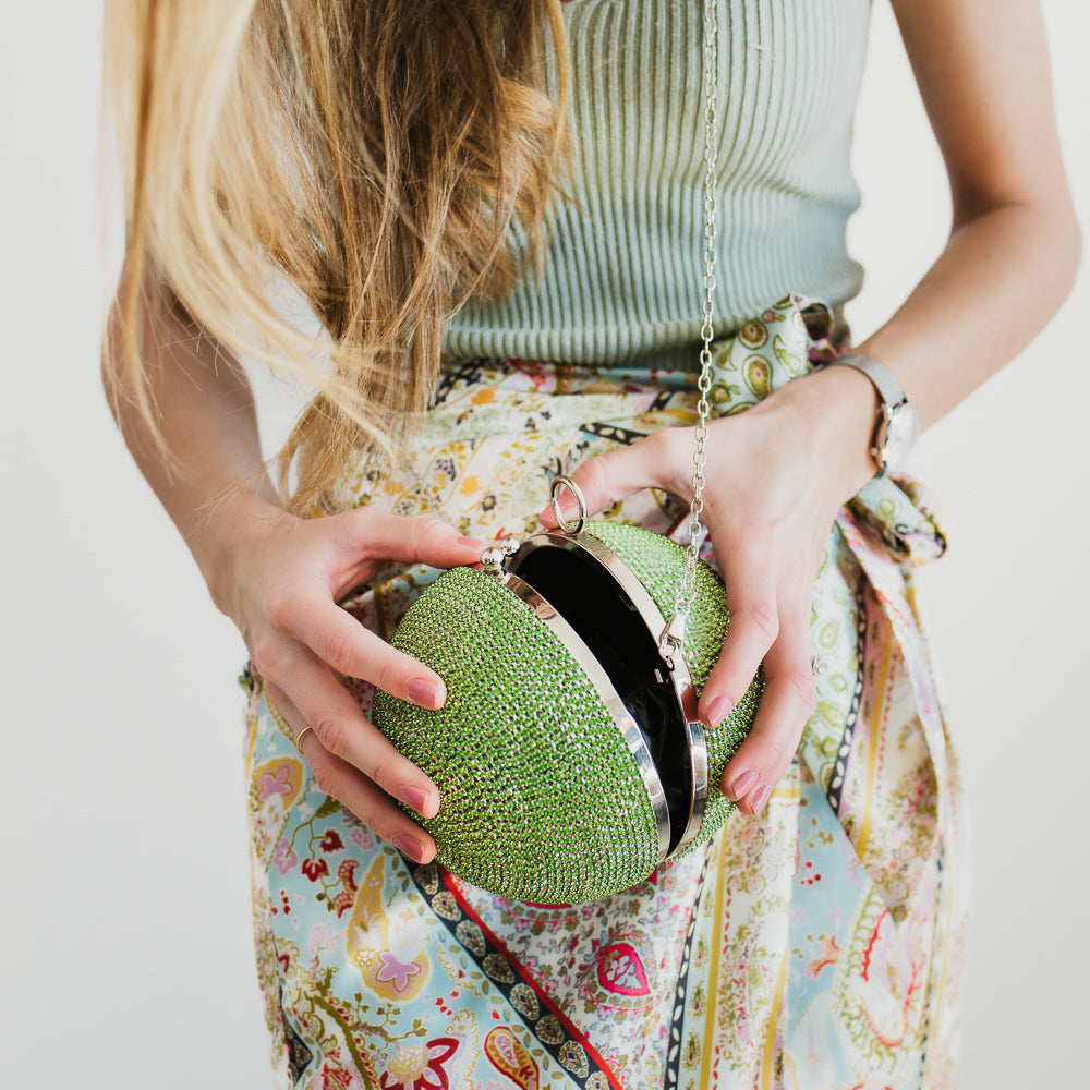 Tragebild grüne Julie Julsen Disco Handtasche mit Kette silber