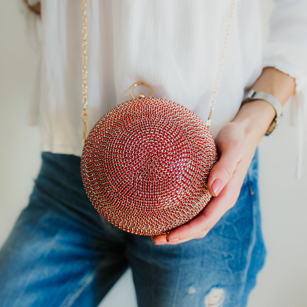 Tragebild rote Julie Julsen Disco Handtasche mit Kette gold