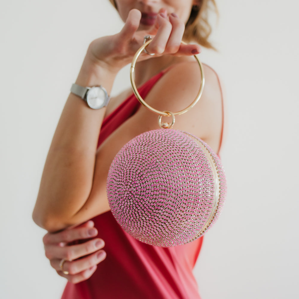 Tragebild pinke Julie Julsen Disco Handtasche mit Tragering gold