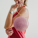 Tragebild pinke Julie Julsen Disco Handtasche mit Tragering gold