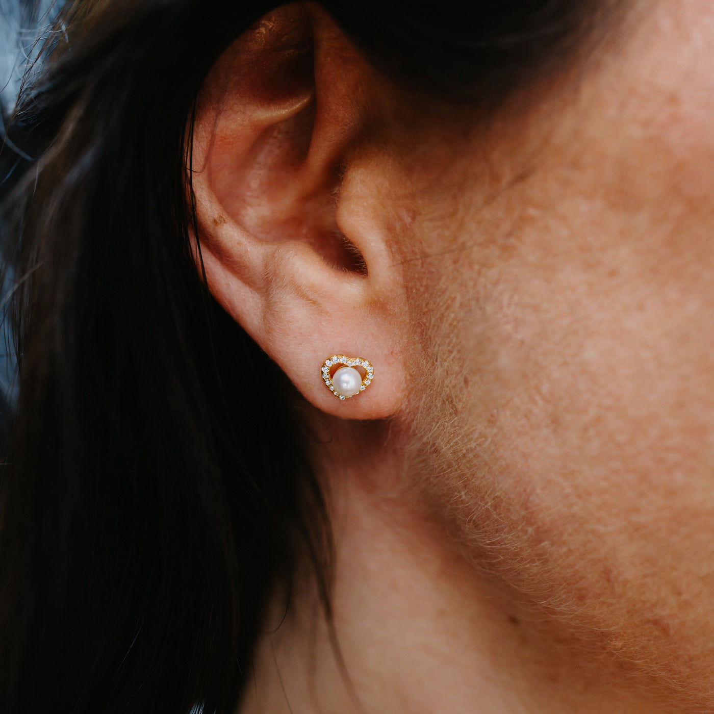 Julie Julsen Ohrstecker HEART PEARL vergoldet mit 36 weiße Zirkonia