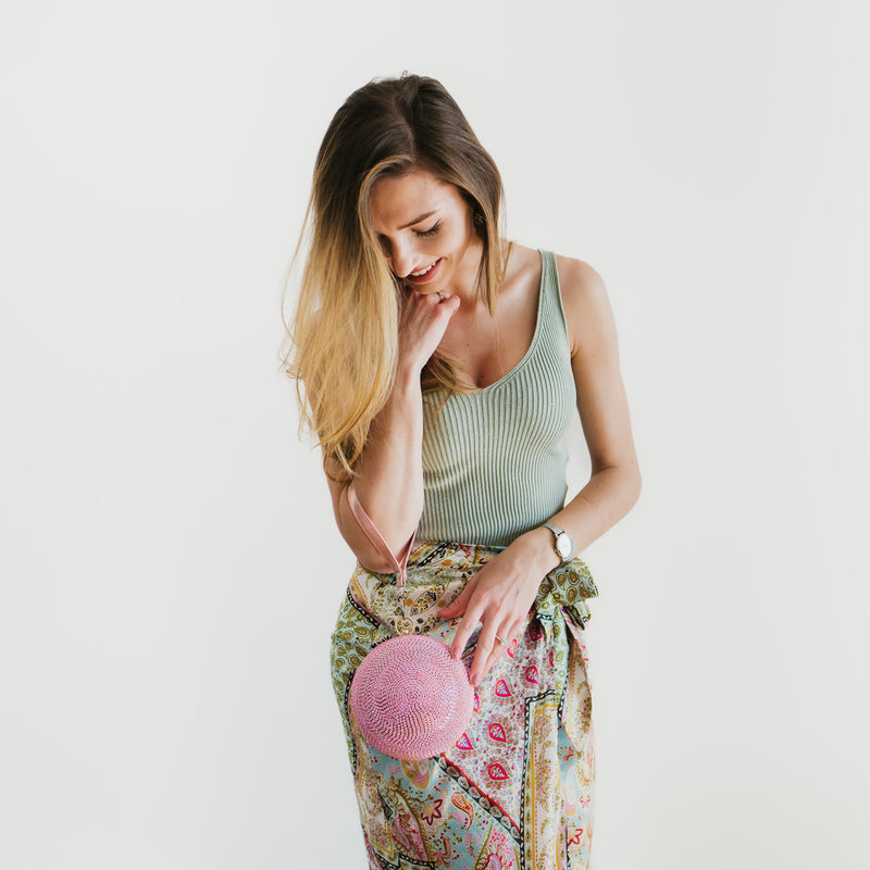 Tragebild pinke Julie Julsen Disco Handtasche mit Trageschlaufe pink