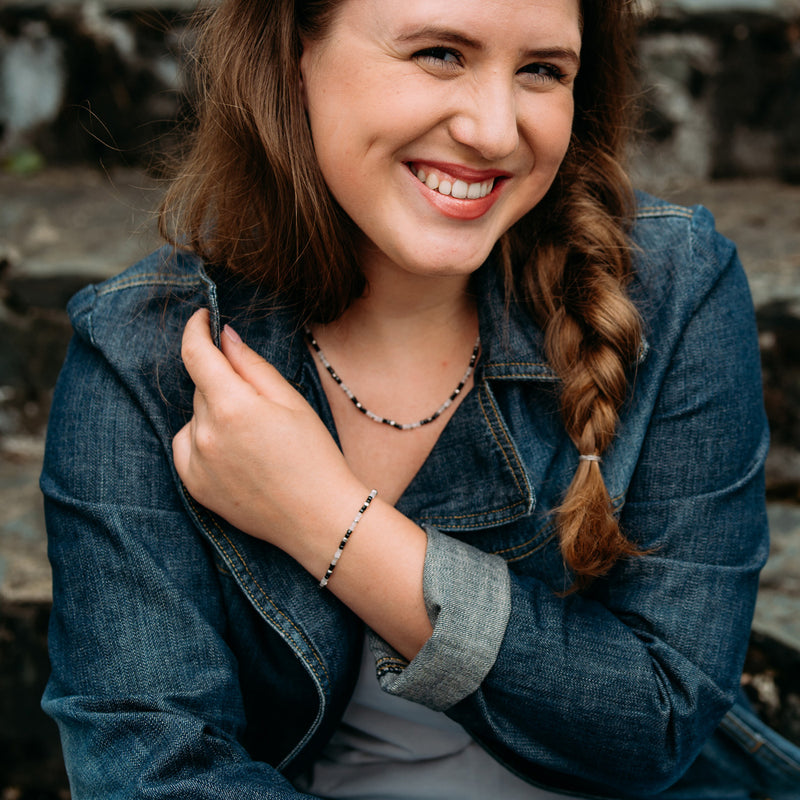 Julie Julsen Loving Stones Kette aus 132 schwarzen Edelsteinen - Apatit, Lapis, Labradorit