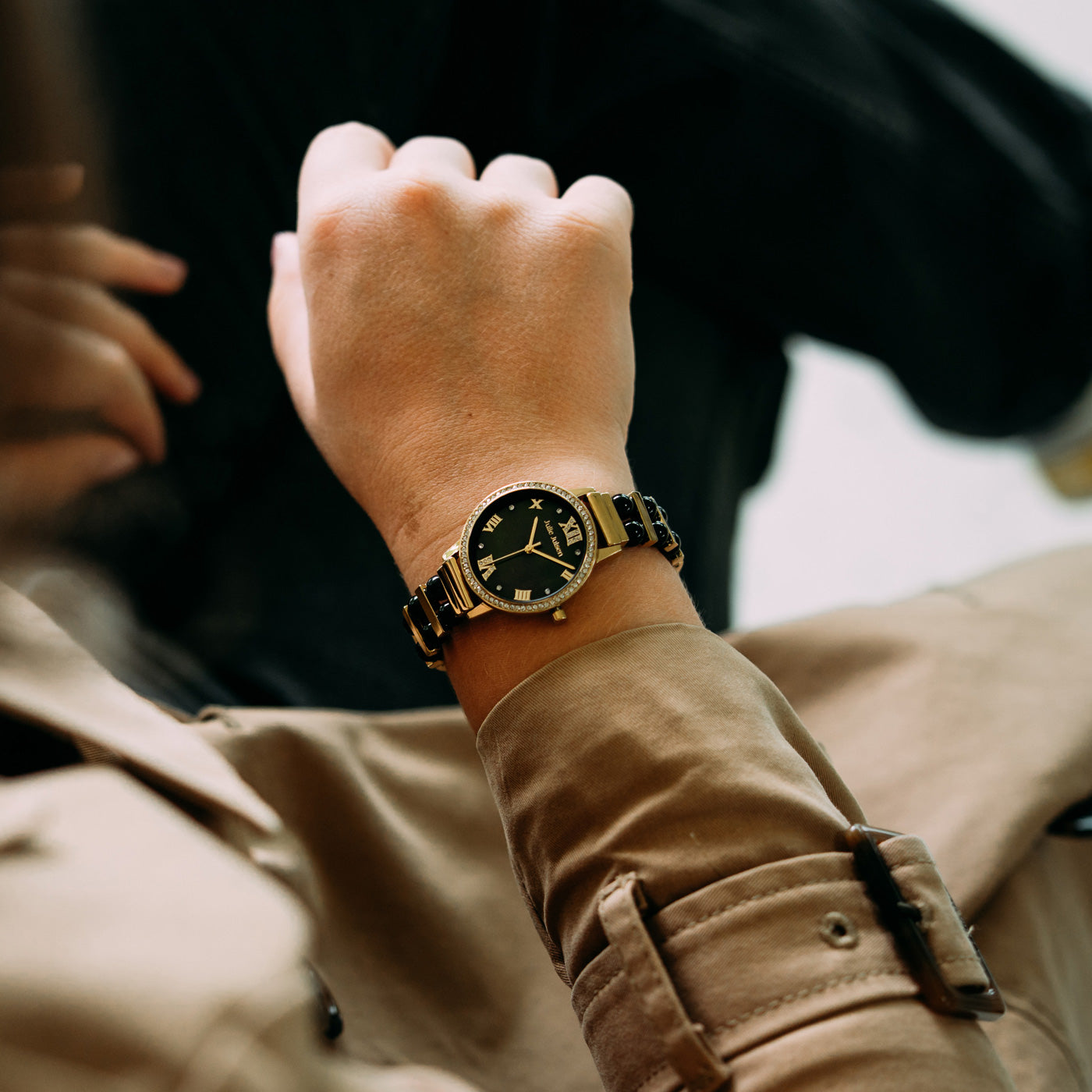 Julie Julsen Damen Armbanduhr PEARLS vergoldet mit schwarzen Perlenuhr