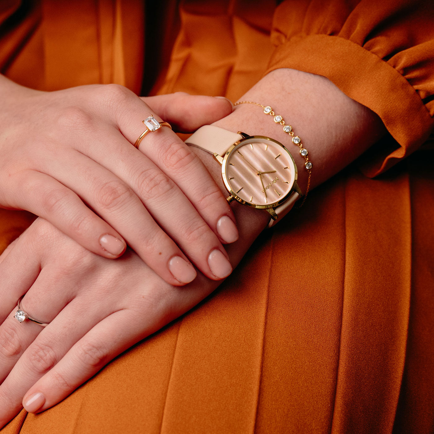 Julie Julsen Damenuhr PASTELL vergoldet mit cremerosa Lederband 3 ATM