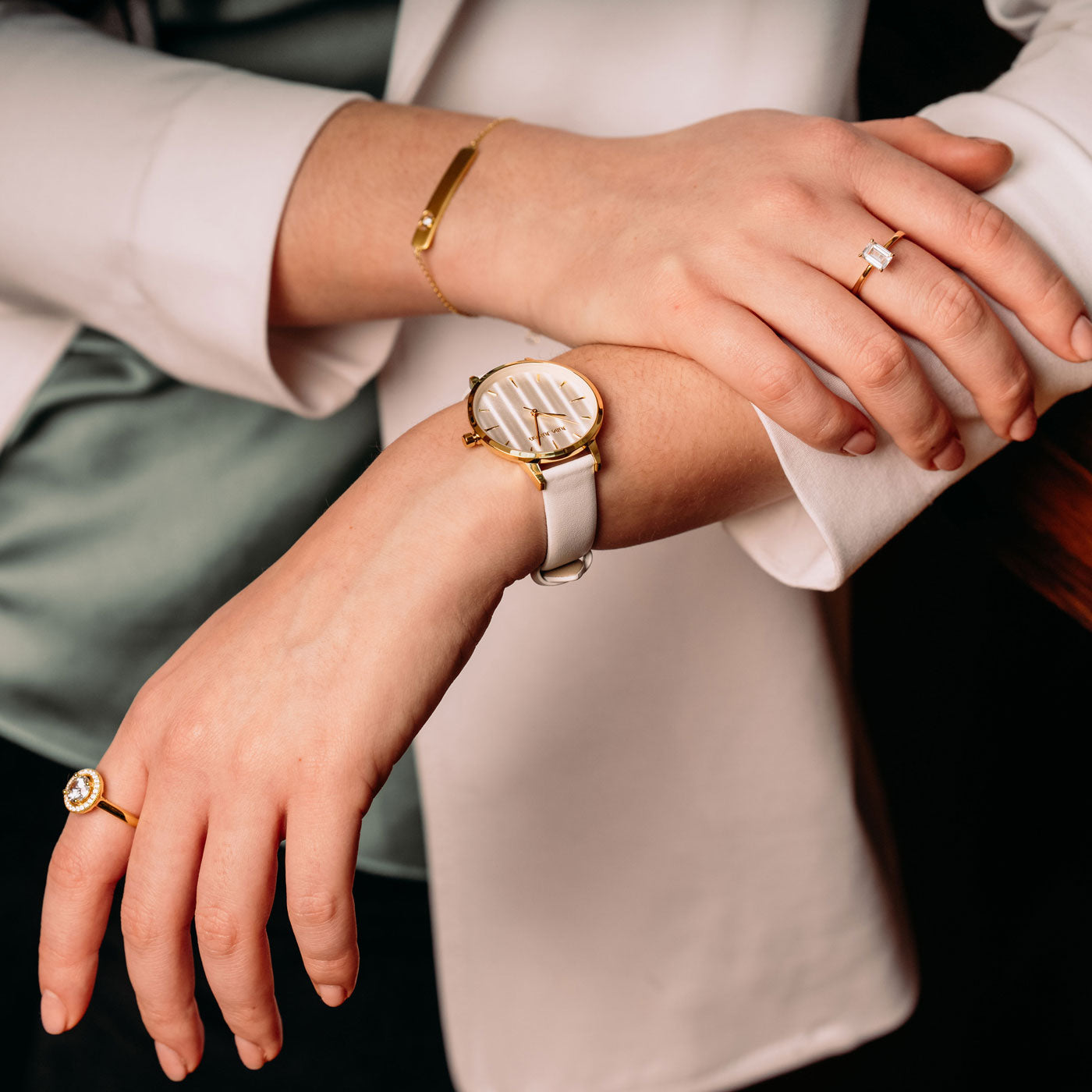 Julie Julsen Damenuhr PASTELL vergoldet mit weißem Lederband 3 ATM