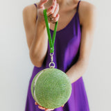 Tragebild grüne Julie Julsen Disco Handtasche mit Trageschlaufe grün