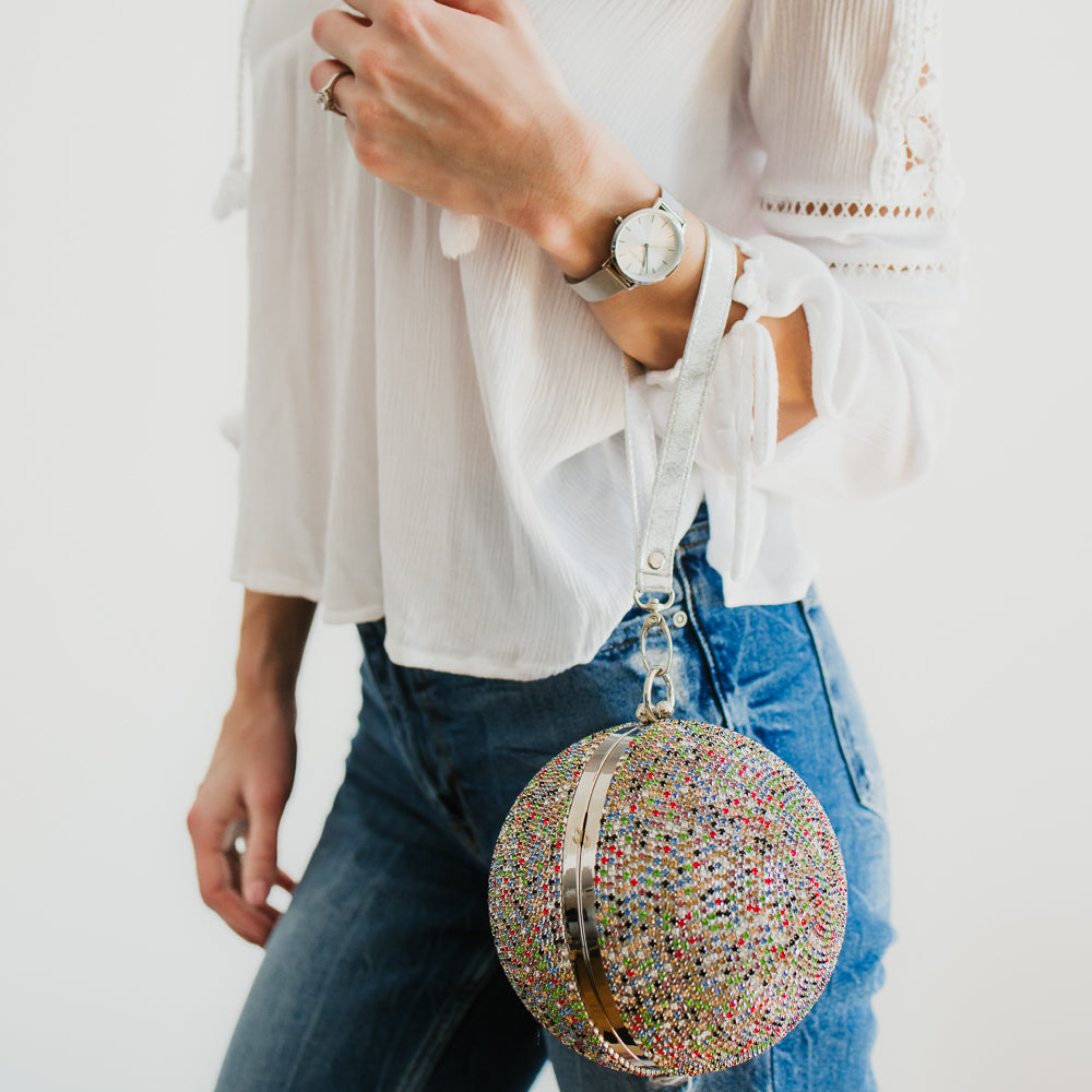 Tragebild bunte Julie Julsen Disco Handtasche mit Trageschlaufe weiß